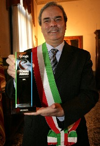 A Vicenza premio da Google.Nella foto il sindaco